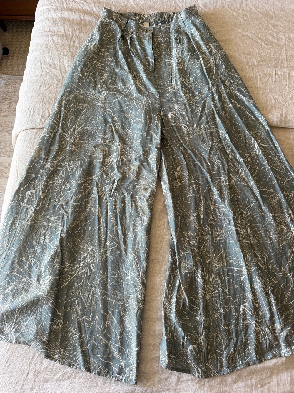 Size M Wide-Leg Printed Palazzo Pants in Sage Green
